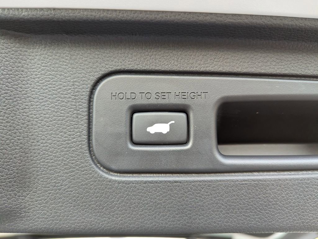 Used 2025 Honda Pilot Touring image 9