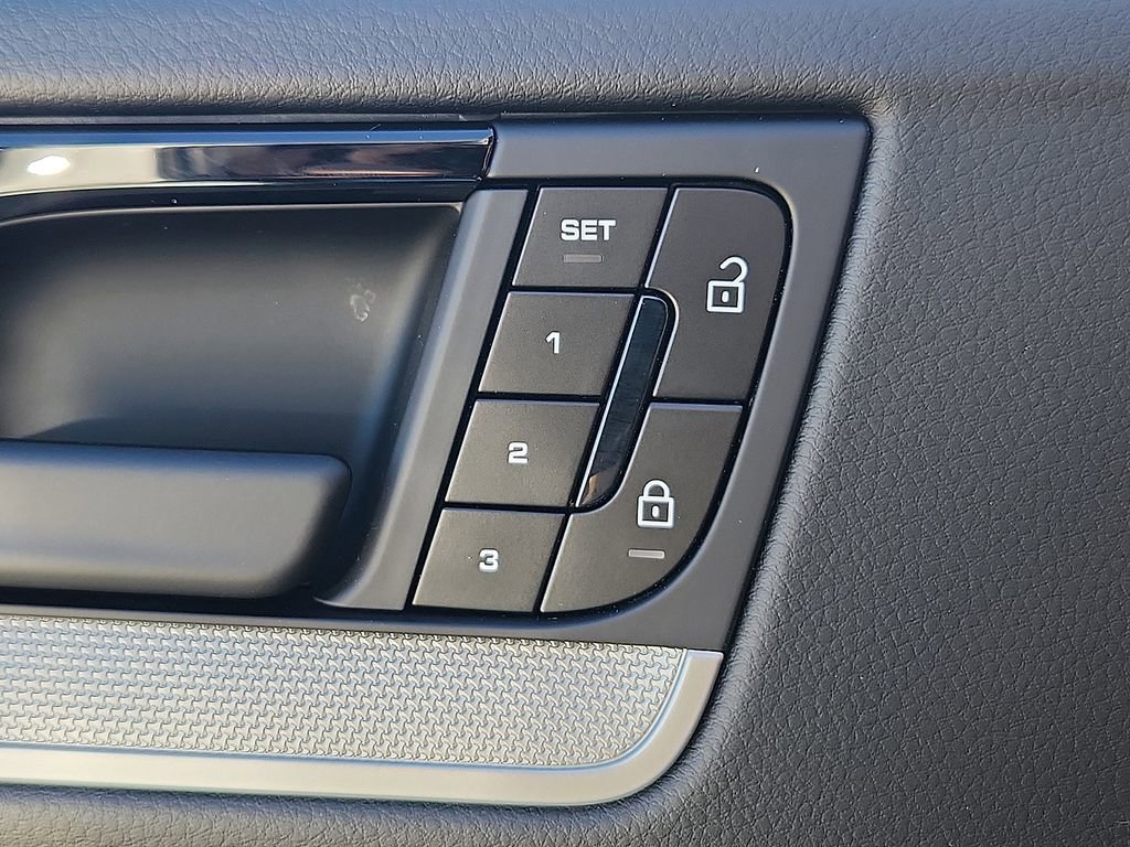 Certified 2025 Porsche Cayenne Coupe AWD/4WD image 23