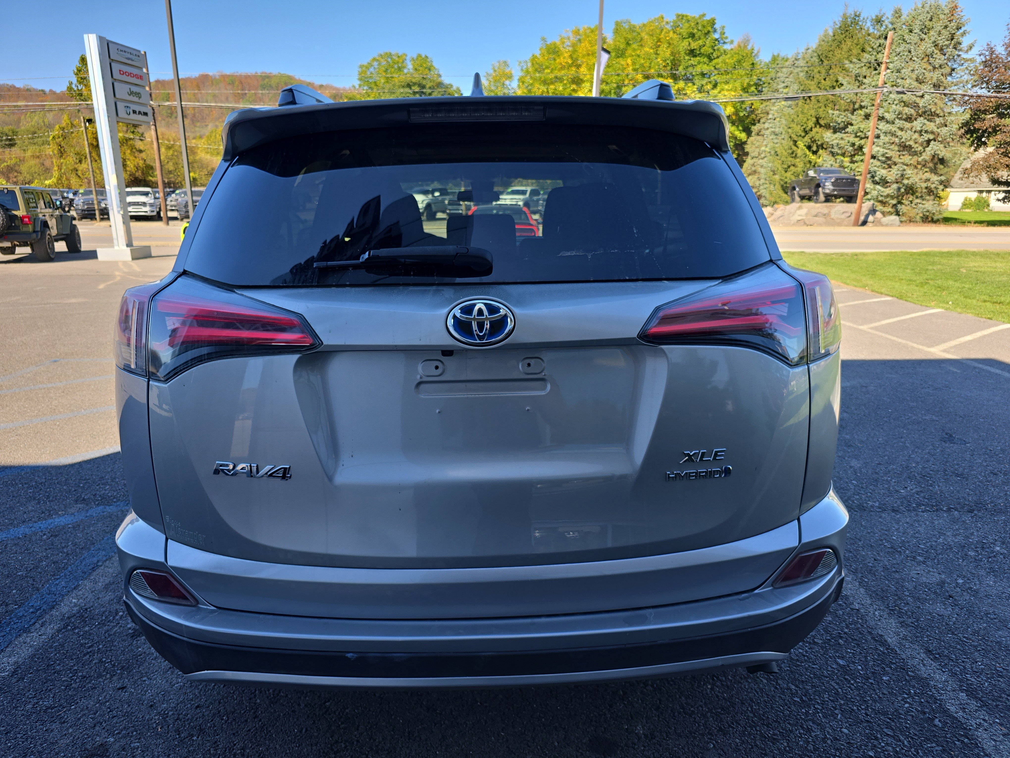Used 2018 Toyota RAV4 XLE image 4