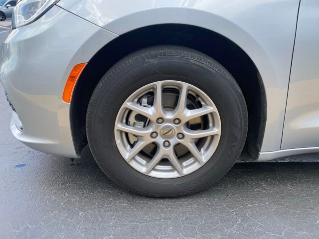 Used 2023 Chrysler Pacifica Touring-L image 12