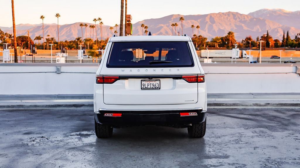 Certified 2024 Jeep Wagoneer Series II w/ Flexible Seating Group image 8