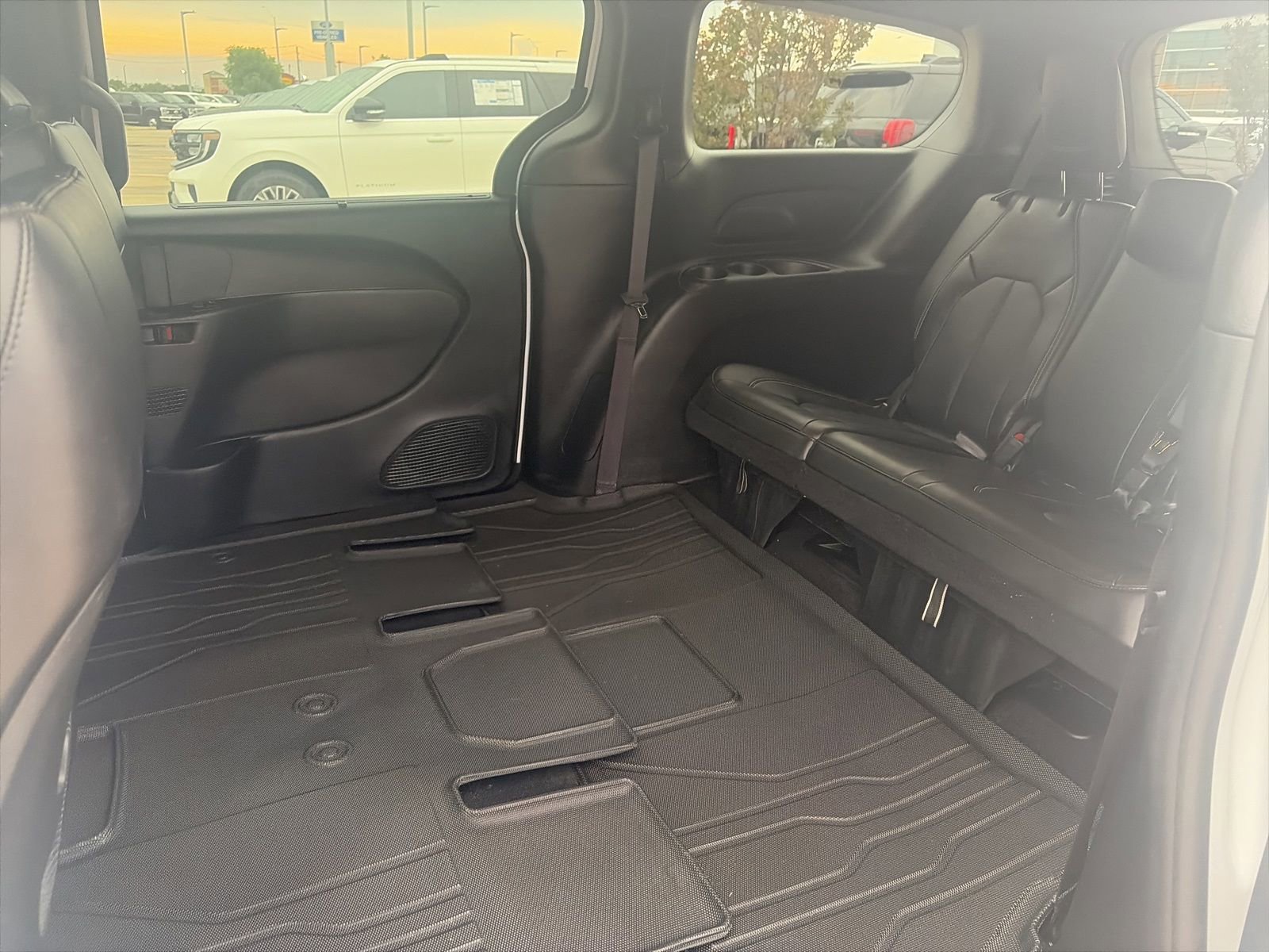 Used 2025 Chrysler Pacifica Select FWD image 17