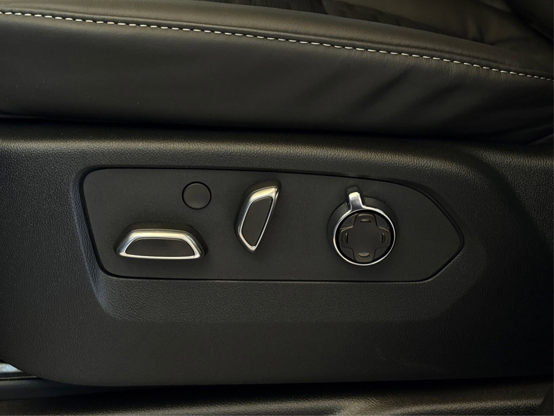 New 2026 Cadillac Escalade ESV Platinum Sport w/ LPO, ONYX Package image 31