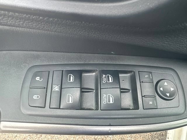 Used 2019 Jeep Cherokee Overland w/ Technology Group AWD/4WD image 6