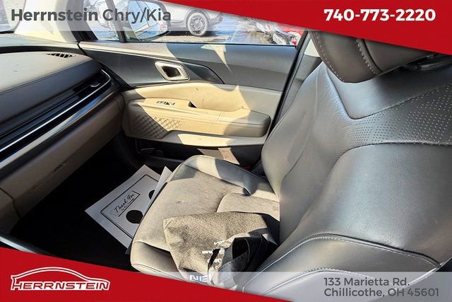 Used 2025 Kia Carnival image 11