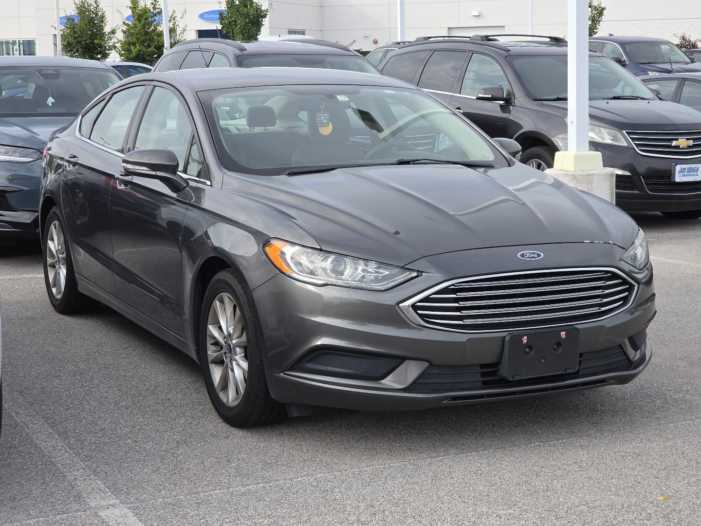 Used 2017 Ford Fusion SE w/ Fusion SE Technology Package FWD image 2