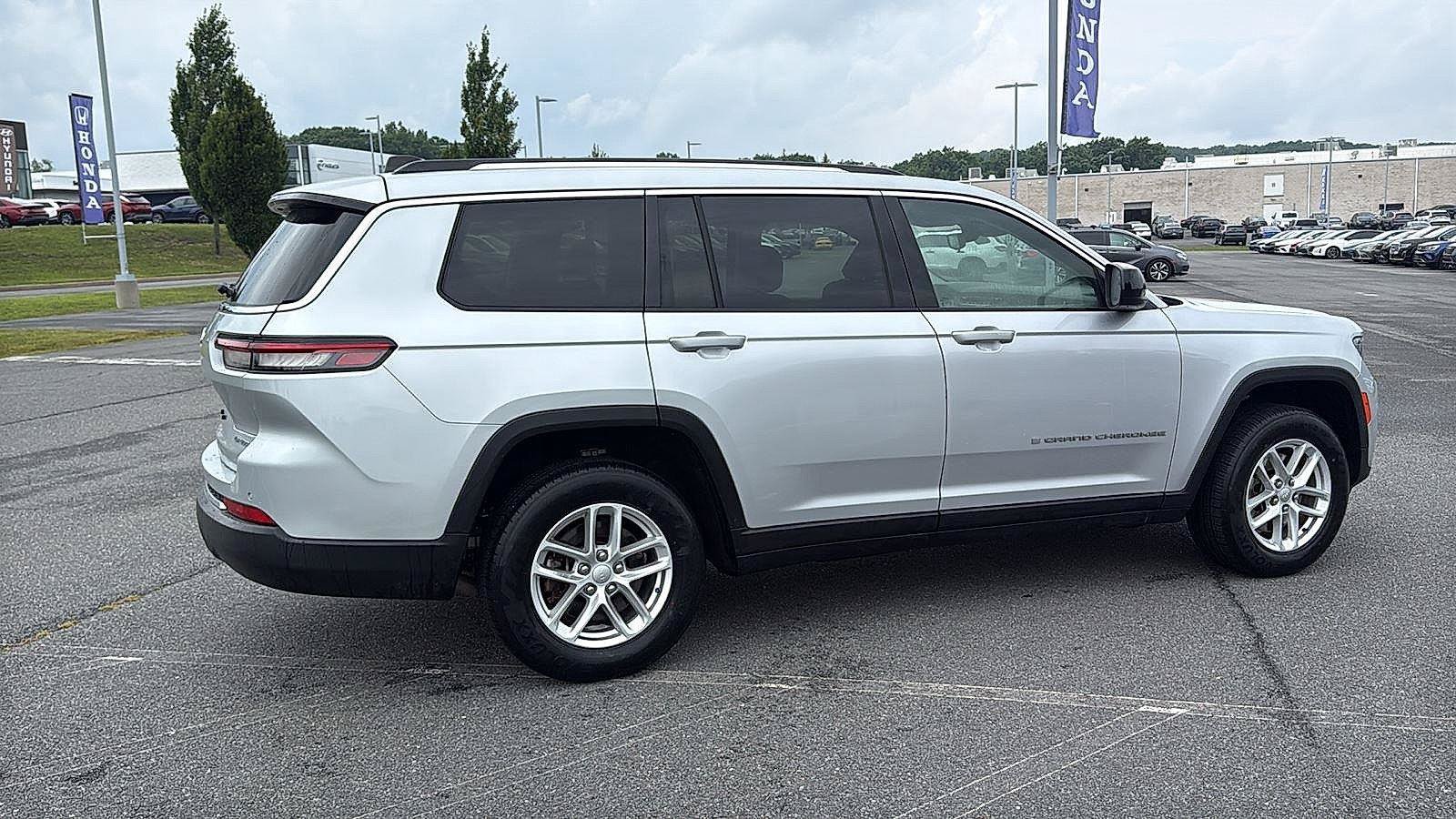 Used 2023 Jeep Grand Cherokee L Laredo AWD/4WD image 5