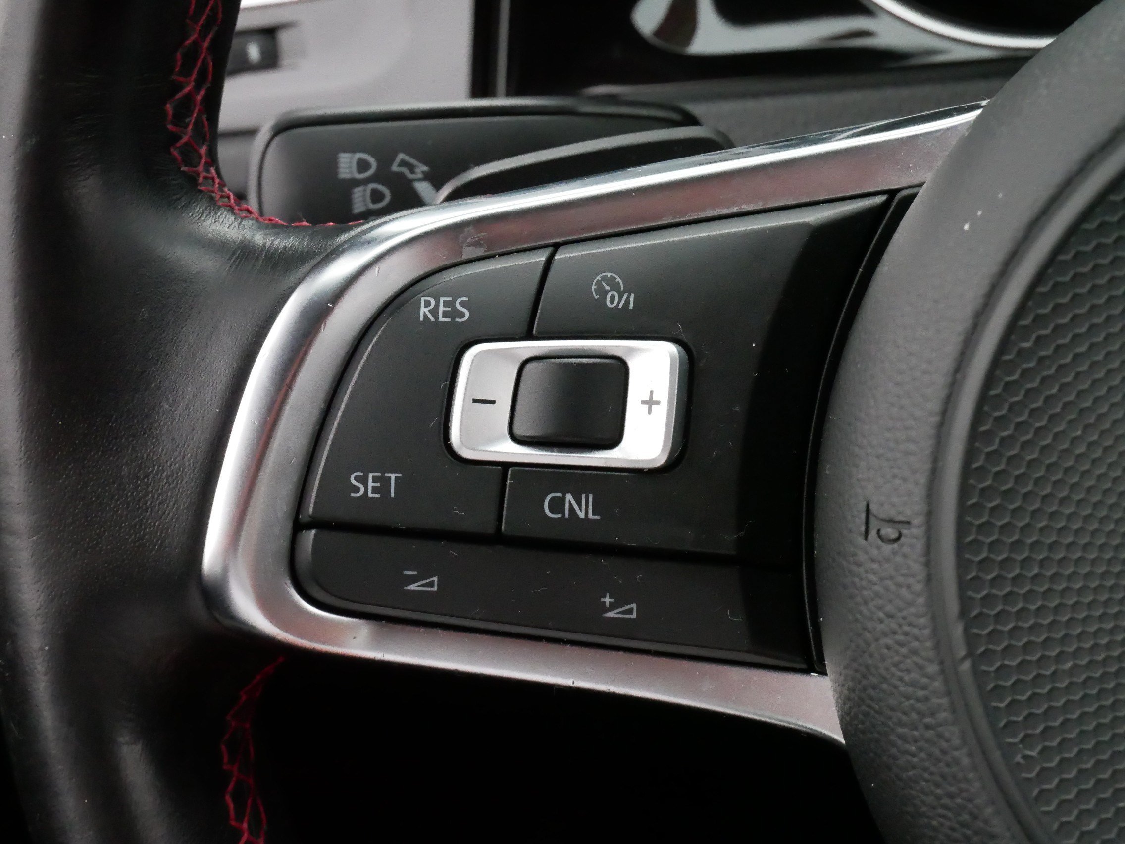 Used 2018 Volkswagen GTI SE FWD image 25