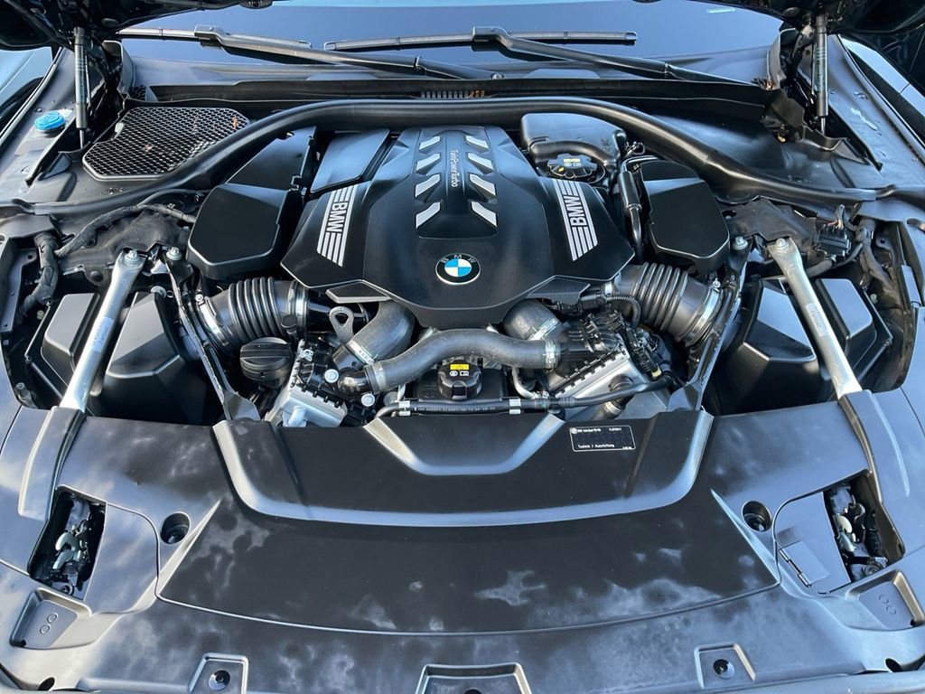 Used 2022 BMW 750i xDrive w/ Executive Package image 32