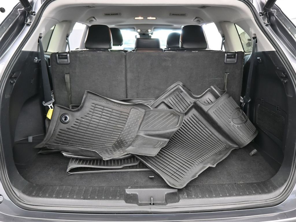 Used 2021 Toyota Highlander XLE FWD image 35