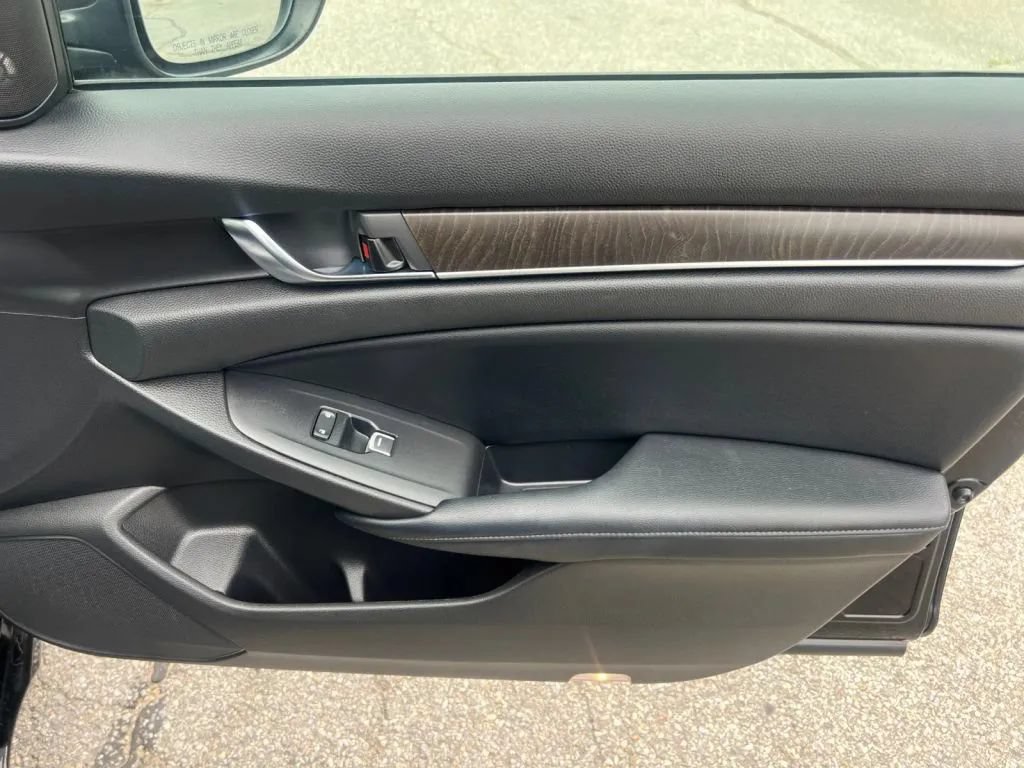 Used 2018 Honda Accord Touring image 17