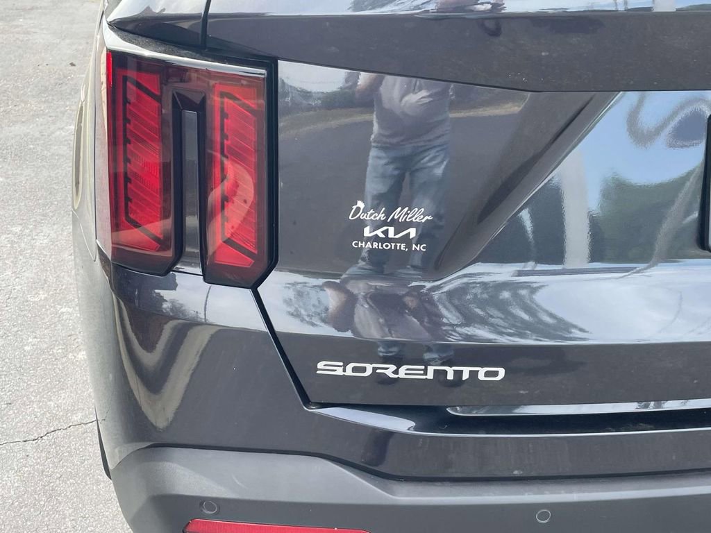 Certified 2025 Kia Sorento EX image 12