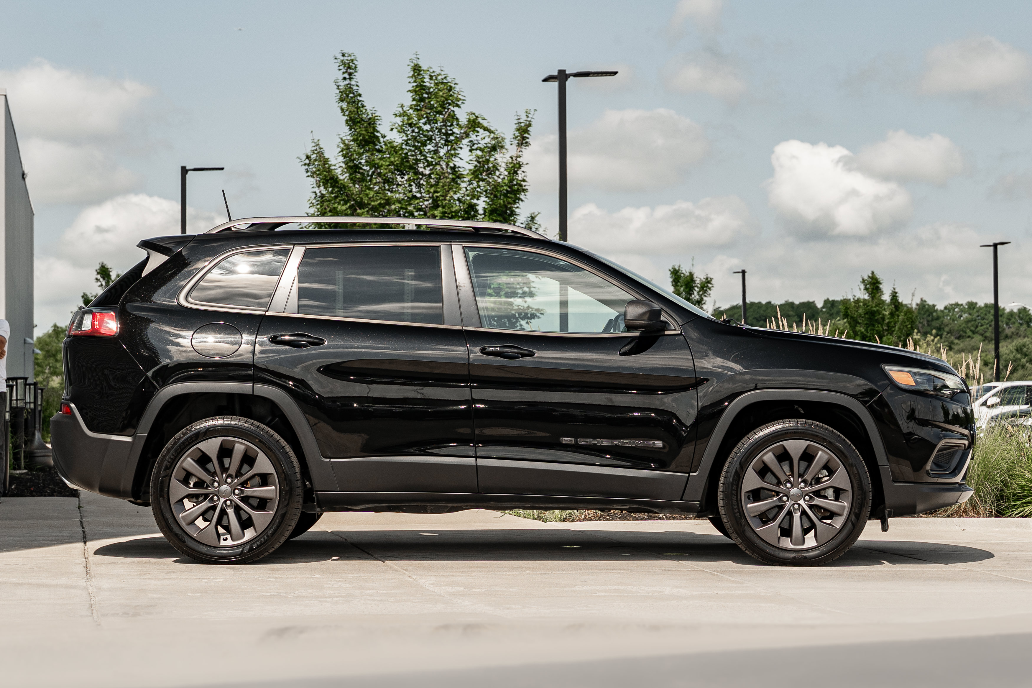 Used 2021 Jeep Cherokee Latitude Lux 80th Anniv w/ Quick Order Package 26U 80TH AWD/4WD image 3