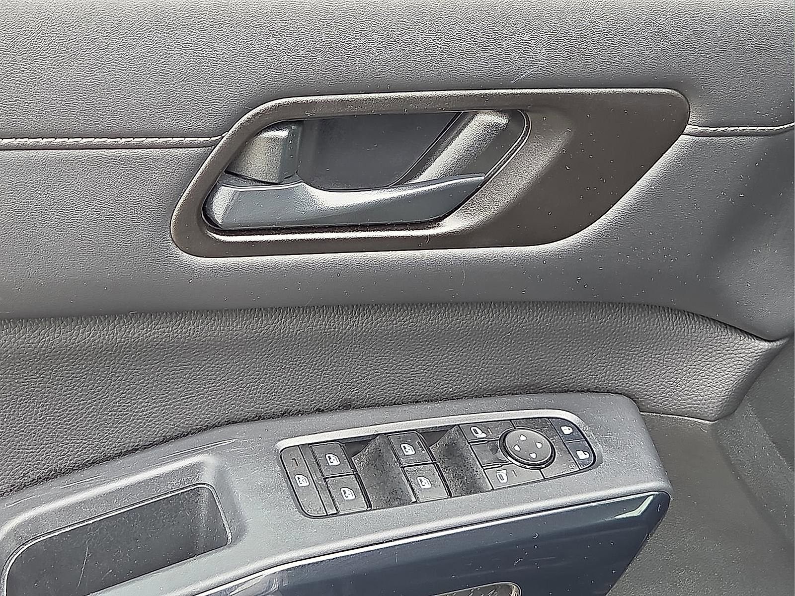 Used 2025 Nissan Pathfinder SV FWD image 13
