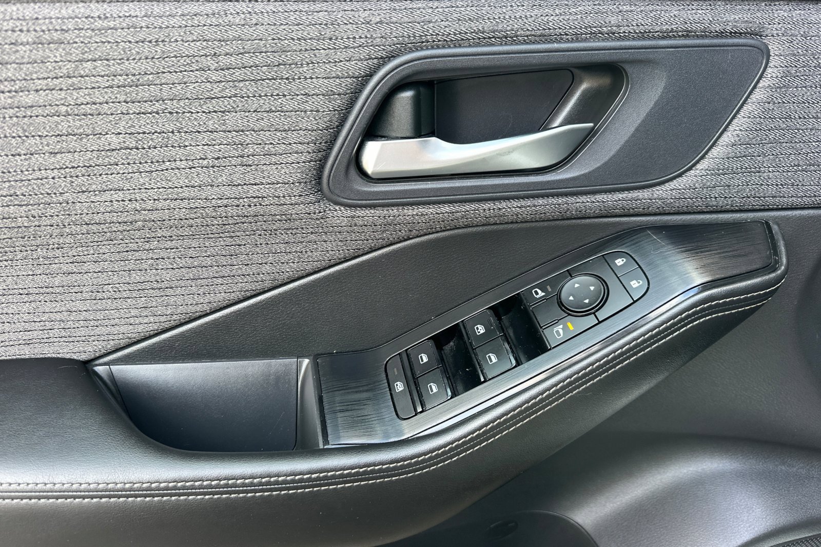 Used 2022 Nissan Rogue SV image 11