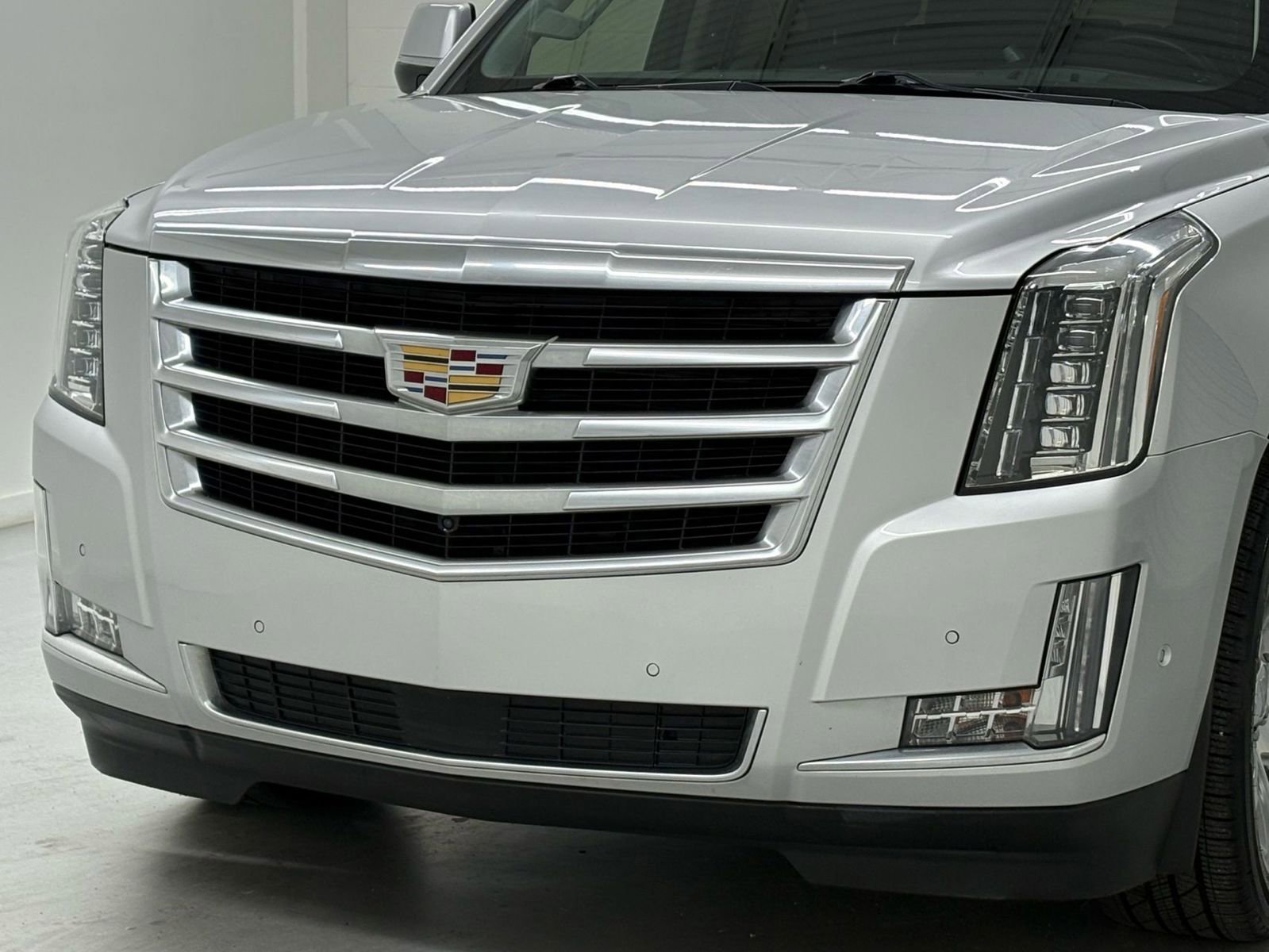 Used 2018 Cadillac Escalade Premium Luxury RWD image 42