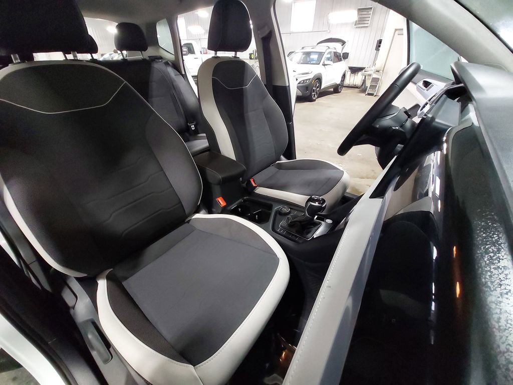 Used 2025 Volkswagen Taos SE image 10