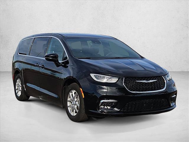 Used 2025 Chrysler Pacifica Select FWD image 3