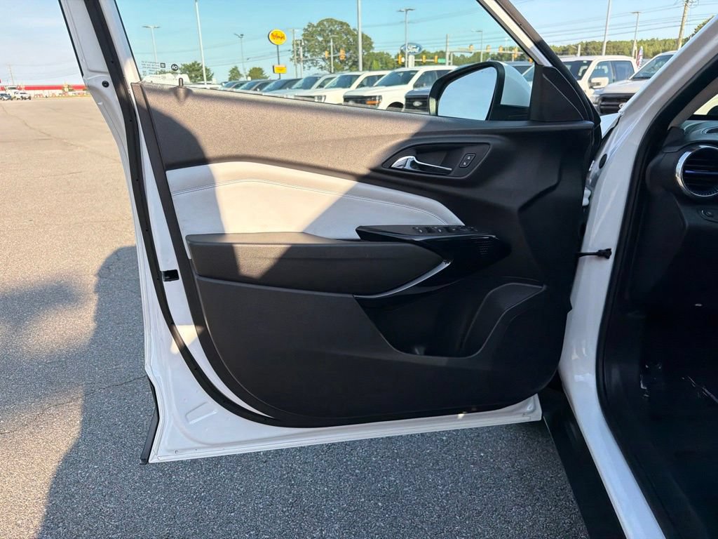 Used 2025 Chevrolet Trax LT FWD image 13