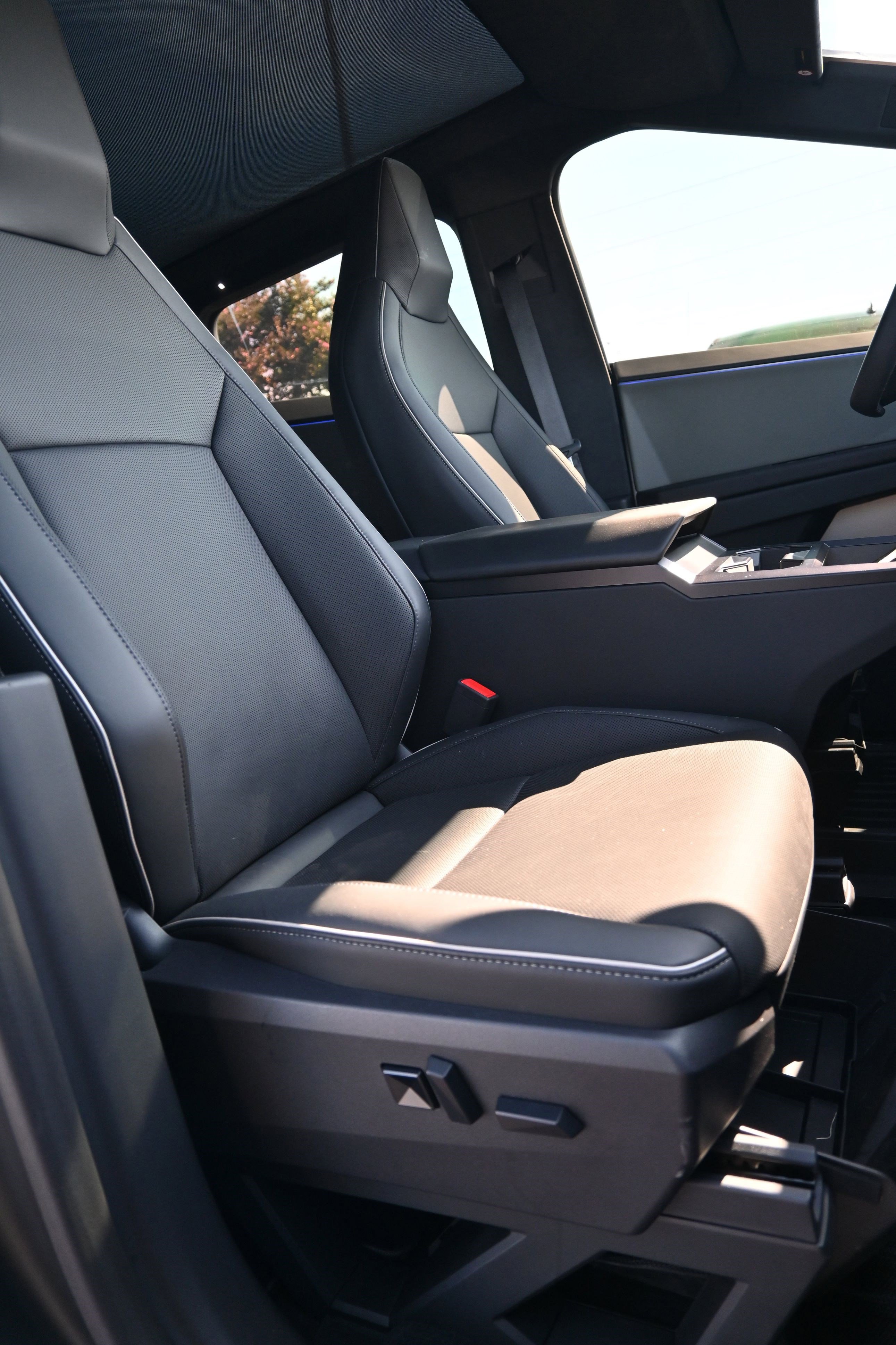 Used 2024 Tesla Cybertruck AWD Crew Cab image 30