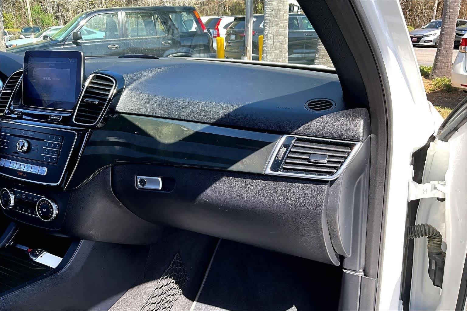 Used 2019 Mercedes-Benz GLE 400 4MATIC image 19