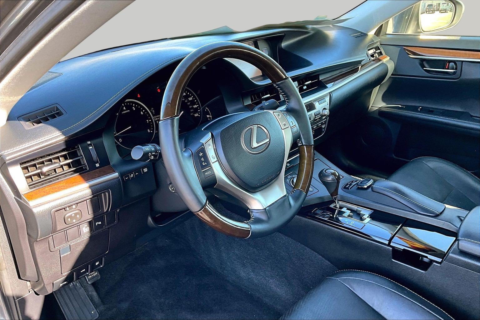 Used 2015 Lexus ES 350 w/ Luxury Package FWD image 12