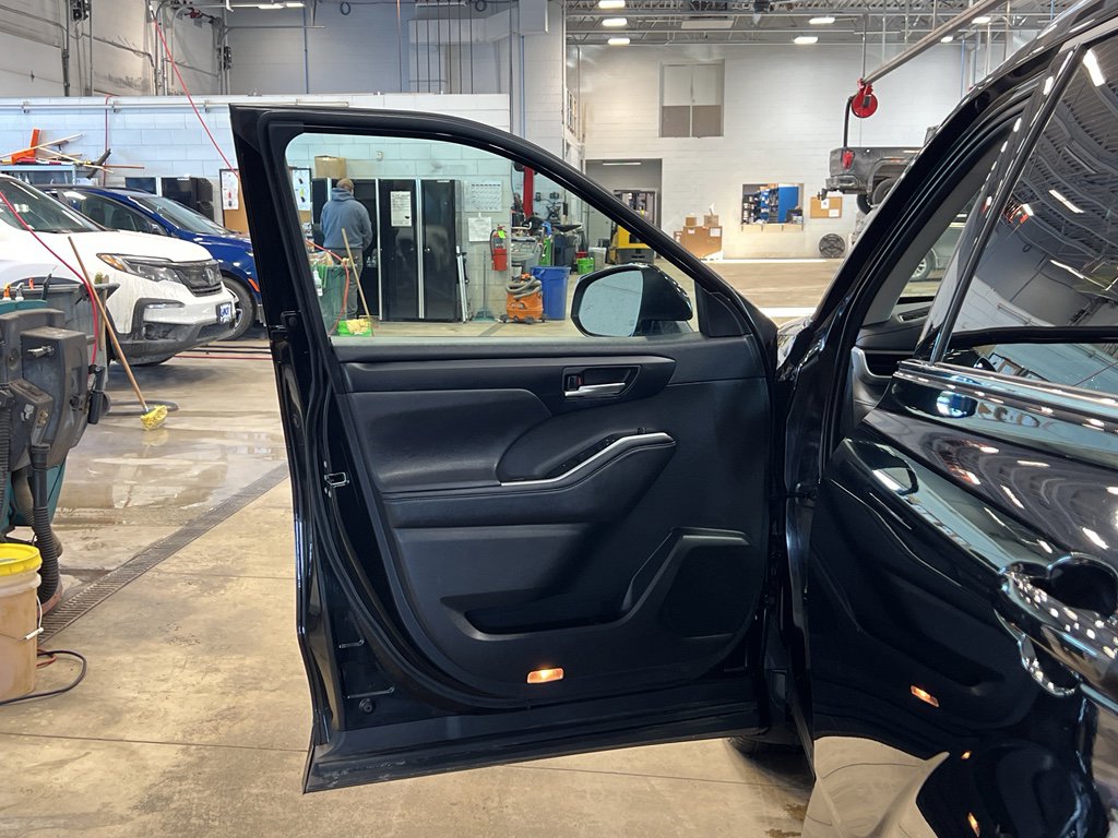 Used 2020 Toyota Highlander XLE image 9