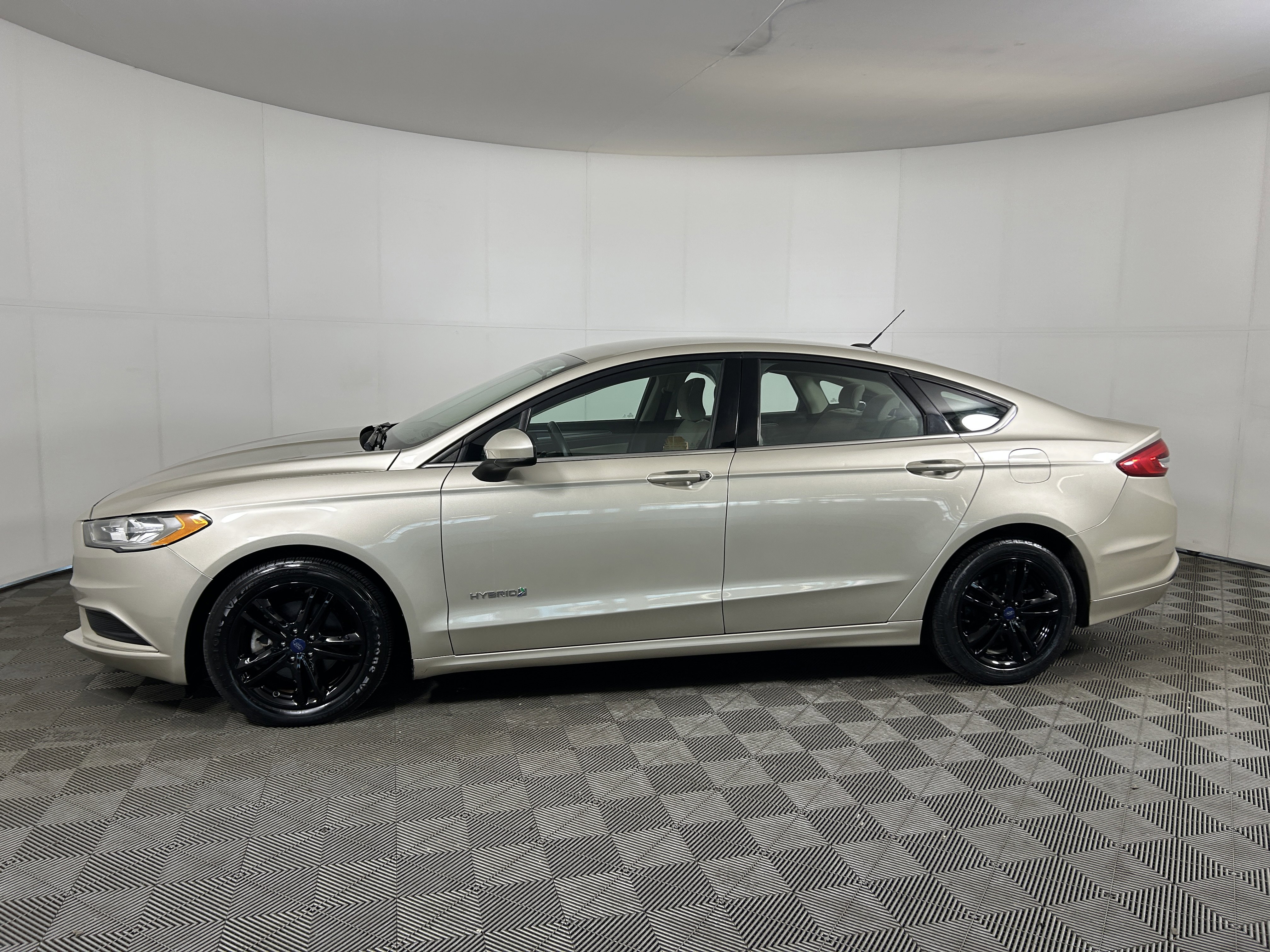 Used 2018 Ford Fusion S image 2