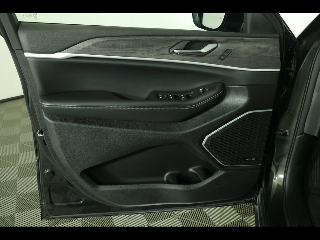 Used 2023 Jeep Grand Cherokee Limited AWD/4WD image 23