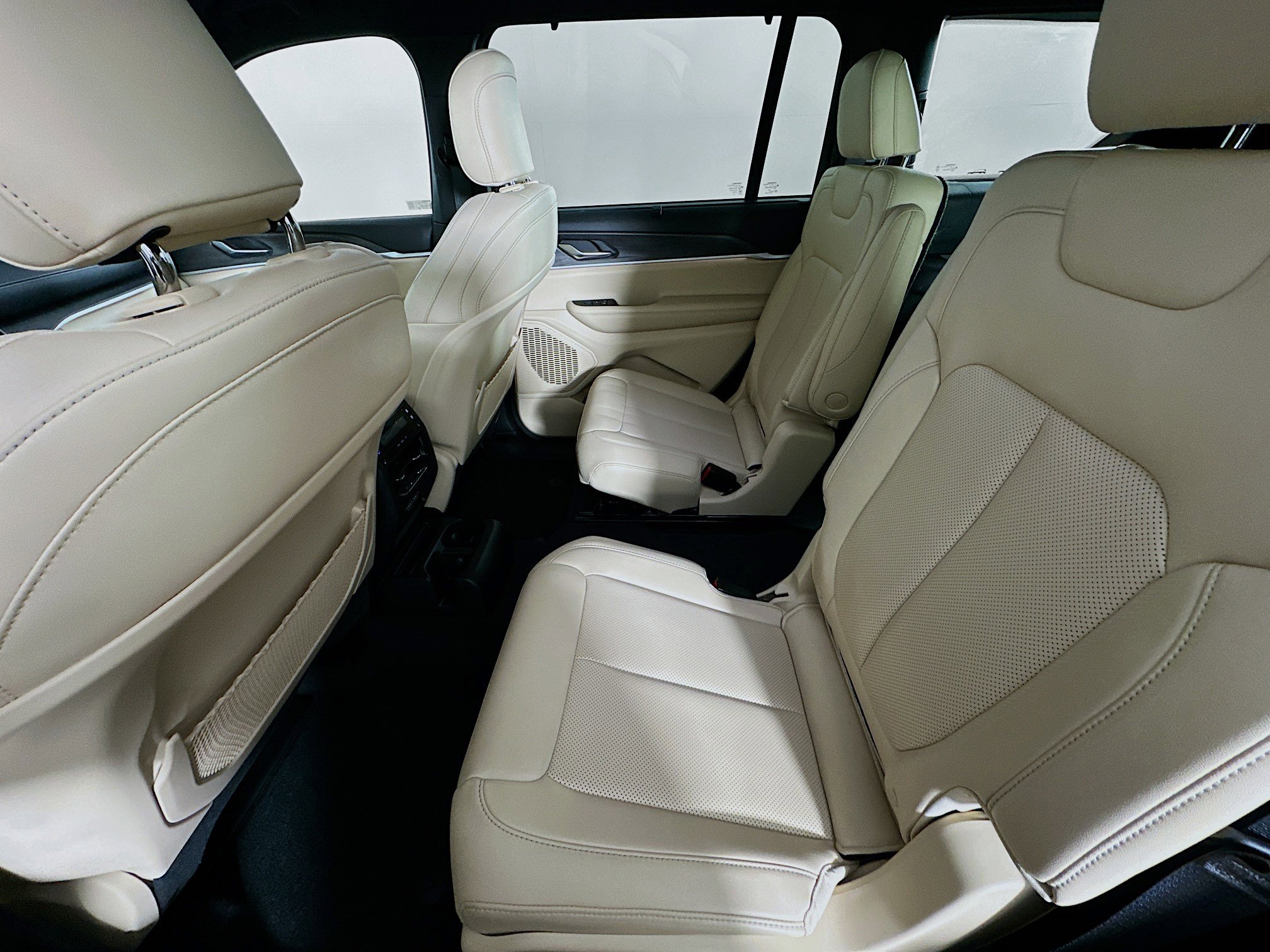 Used 2023 Jeep Grand Cherokee L Limited w/ Luxury Tech Group II image 28