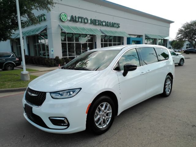 Used 2025 Chrysler Pacifica Select FWD image 1