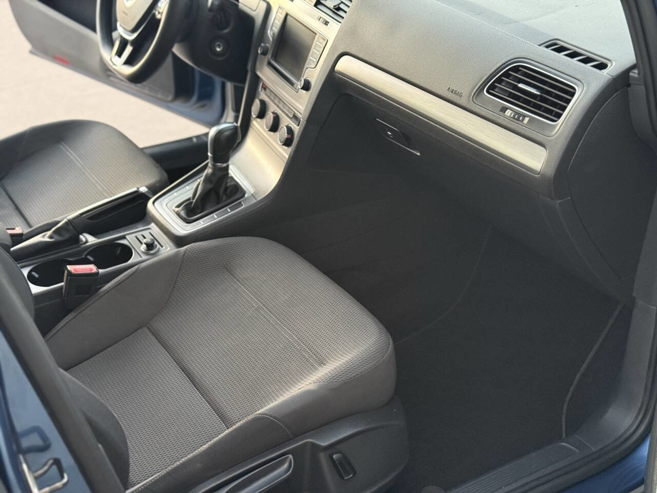 Used 2016 Volkswagen Golf SE image 15