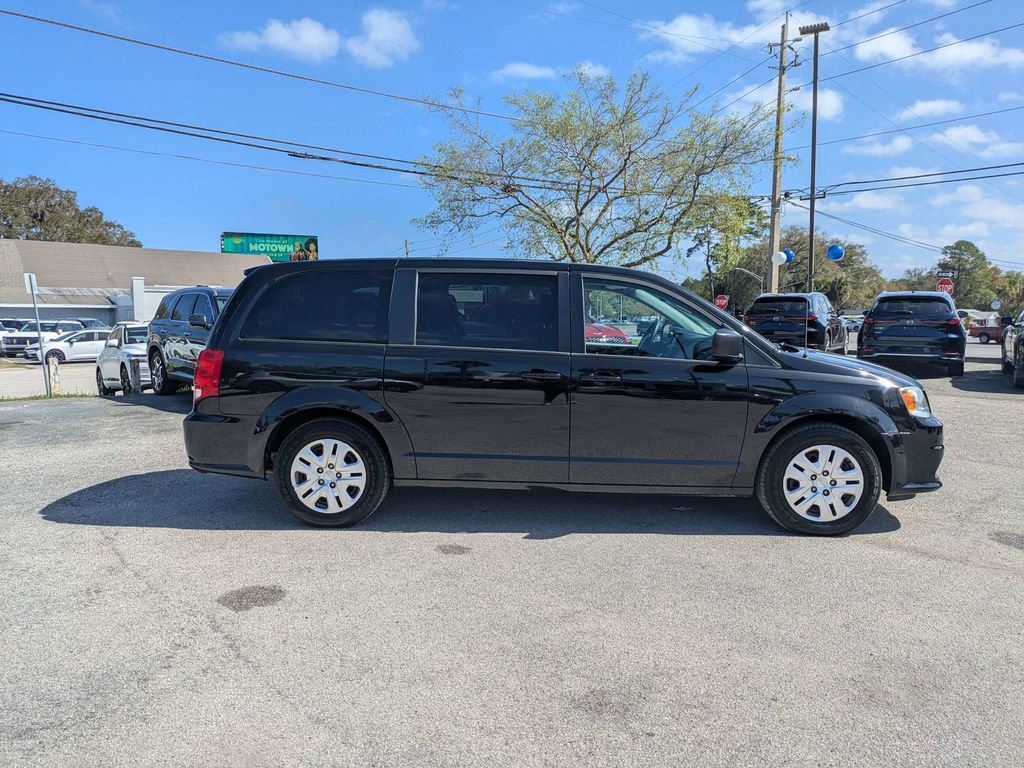 Used 2018 Dodge Grand Caravan SE w/ UConnect Hands-Free Group image 3