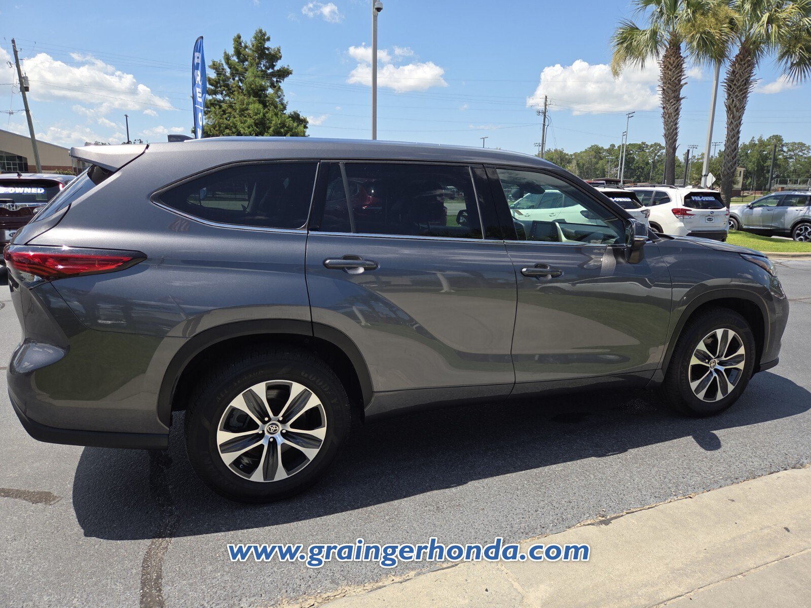 Used 2021 Toyota Highlander XLE FWD image 5