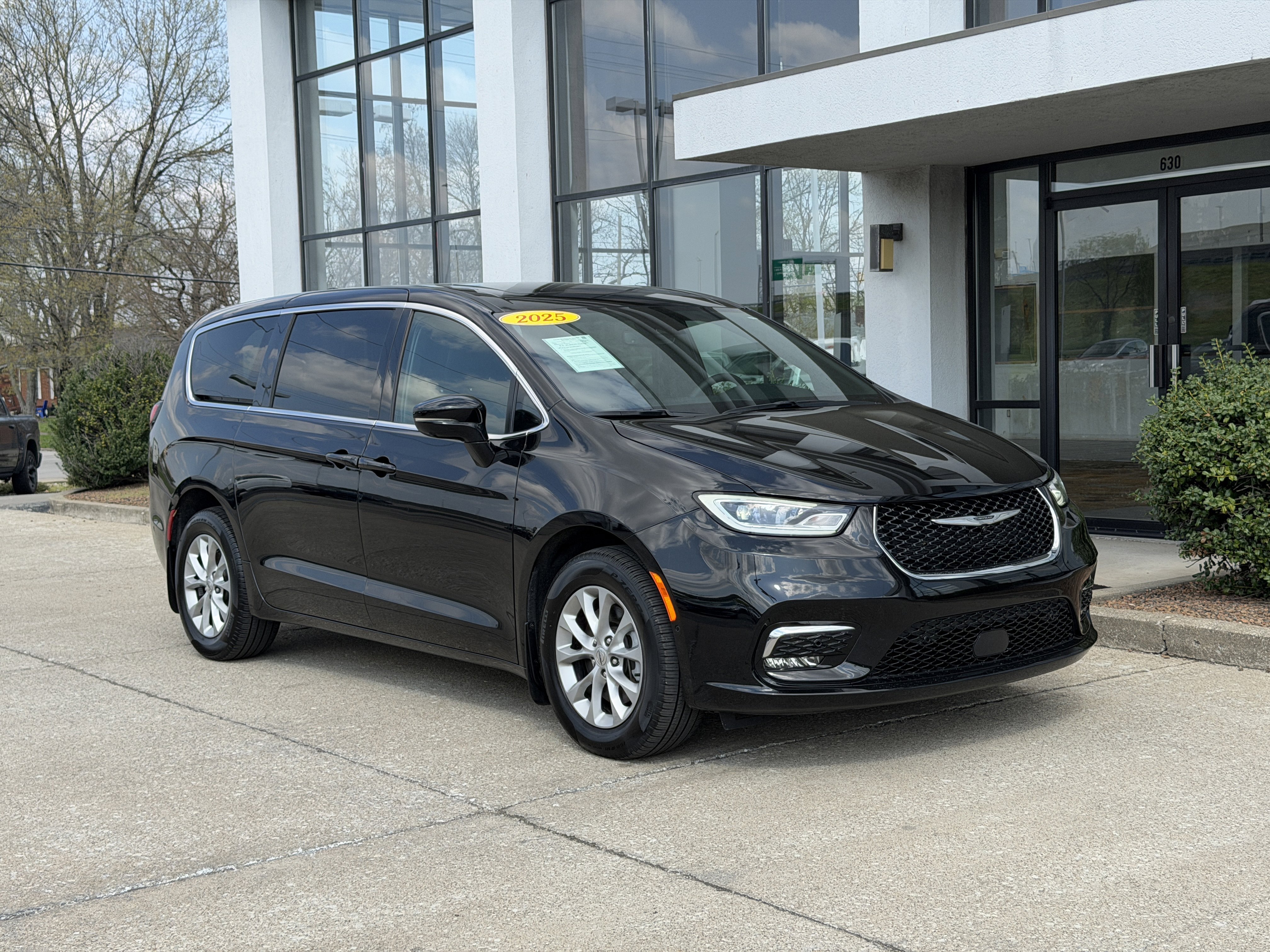 Used 2025 Chrysler Pacifica Select AWD/4WD image 2