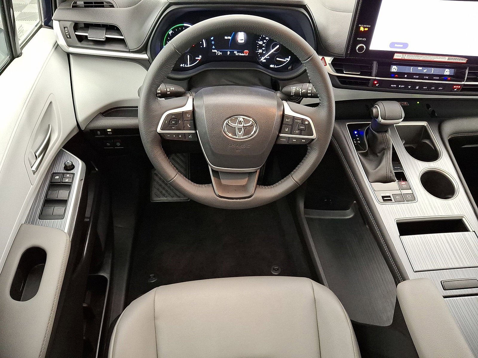 Used 2025 Toyota Sienna XLE AWD/4WD image 21