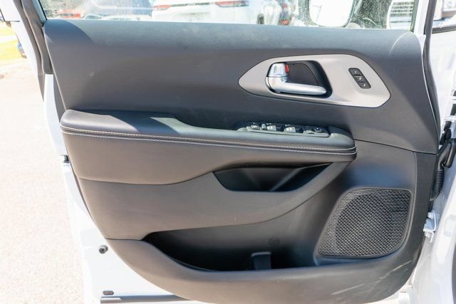 New 2027 Chrysler Pacifica Select FWD image 12