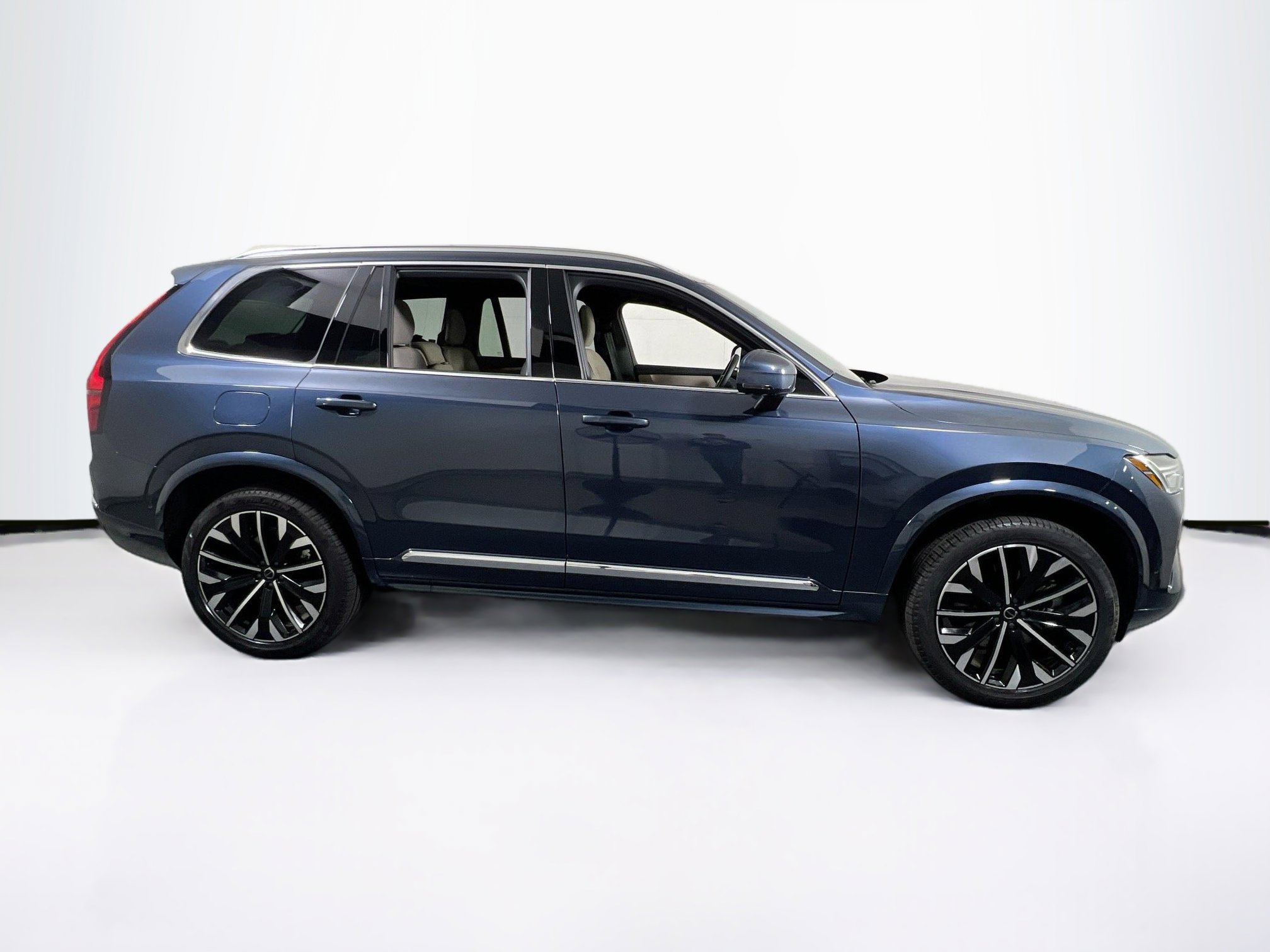 Used 2025 Volvo XC90 T8 Plus w/ Protection Package Premier image 4