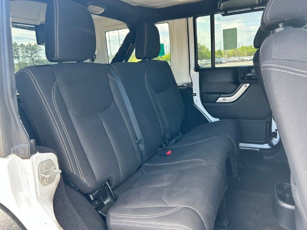 Used 2015 Jeep Wrangler Unlimited Rubicon w/ Connectivity Group AWD/4WD image 15