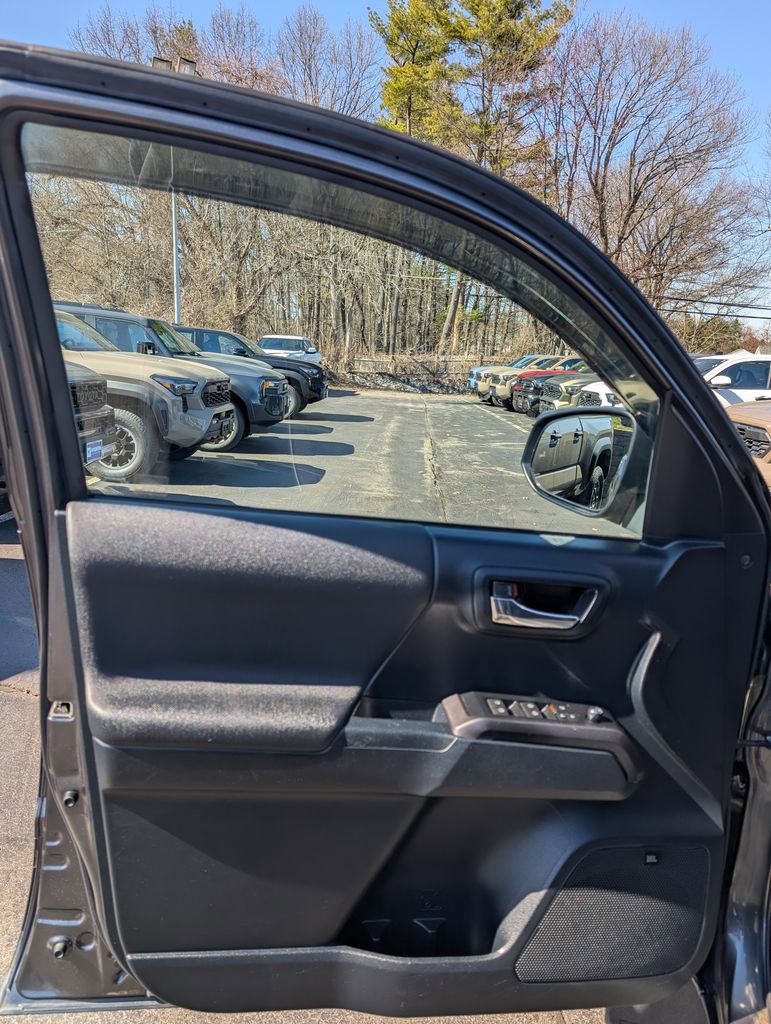 Used 2017 Toyota Tacoma TRD Sport image 12