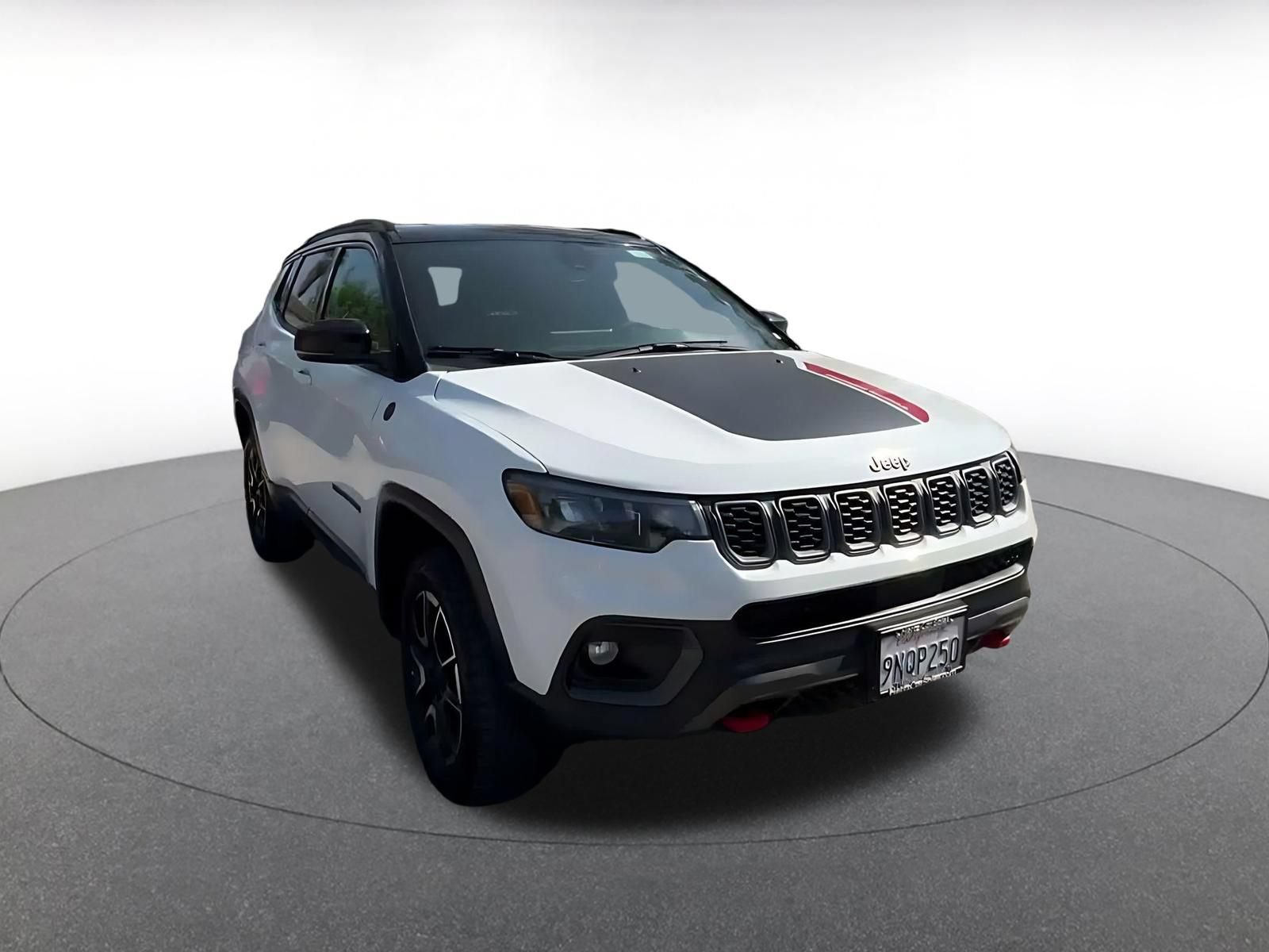 Used 2025 Jeep Compass Trailhawk AWD/4WD image 3