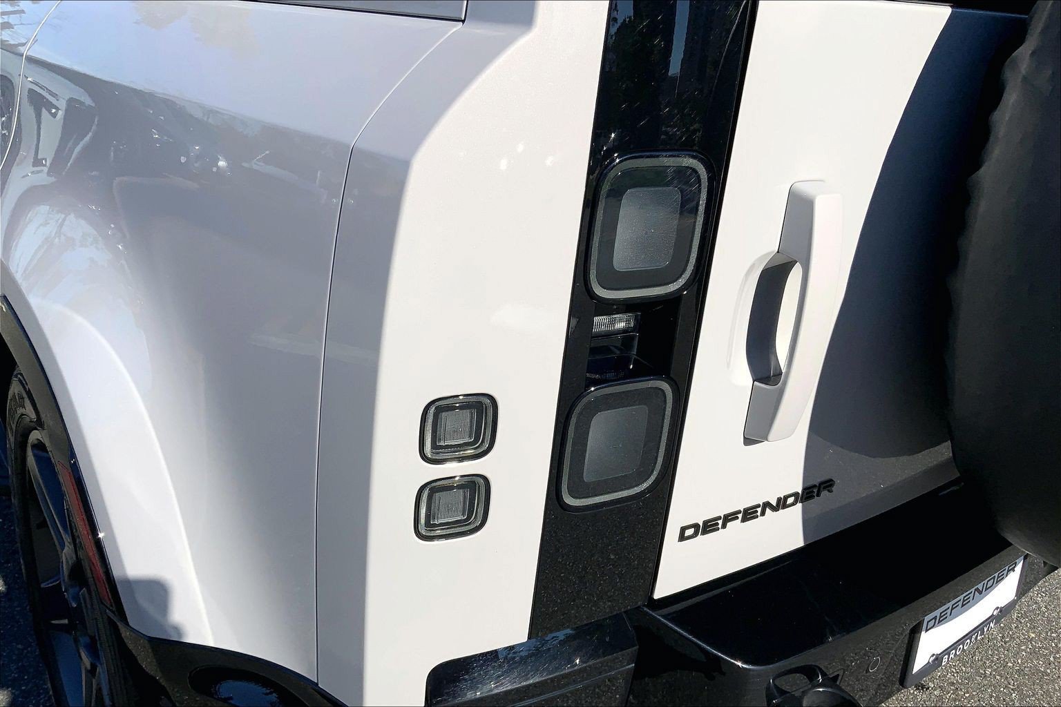 Certified 2026 Land Rover Defender 110 X-Dynamic SE AWD/4WD image 28
