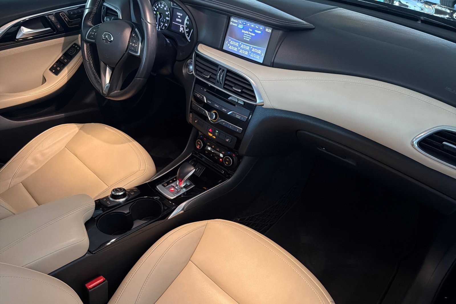 Used 2018 INFINITI QX30 AWD w/ Cargo Package image 15