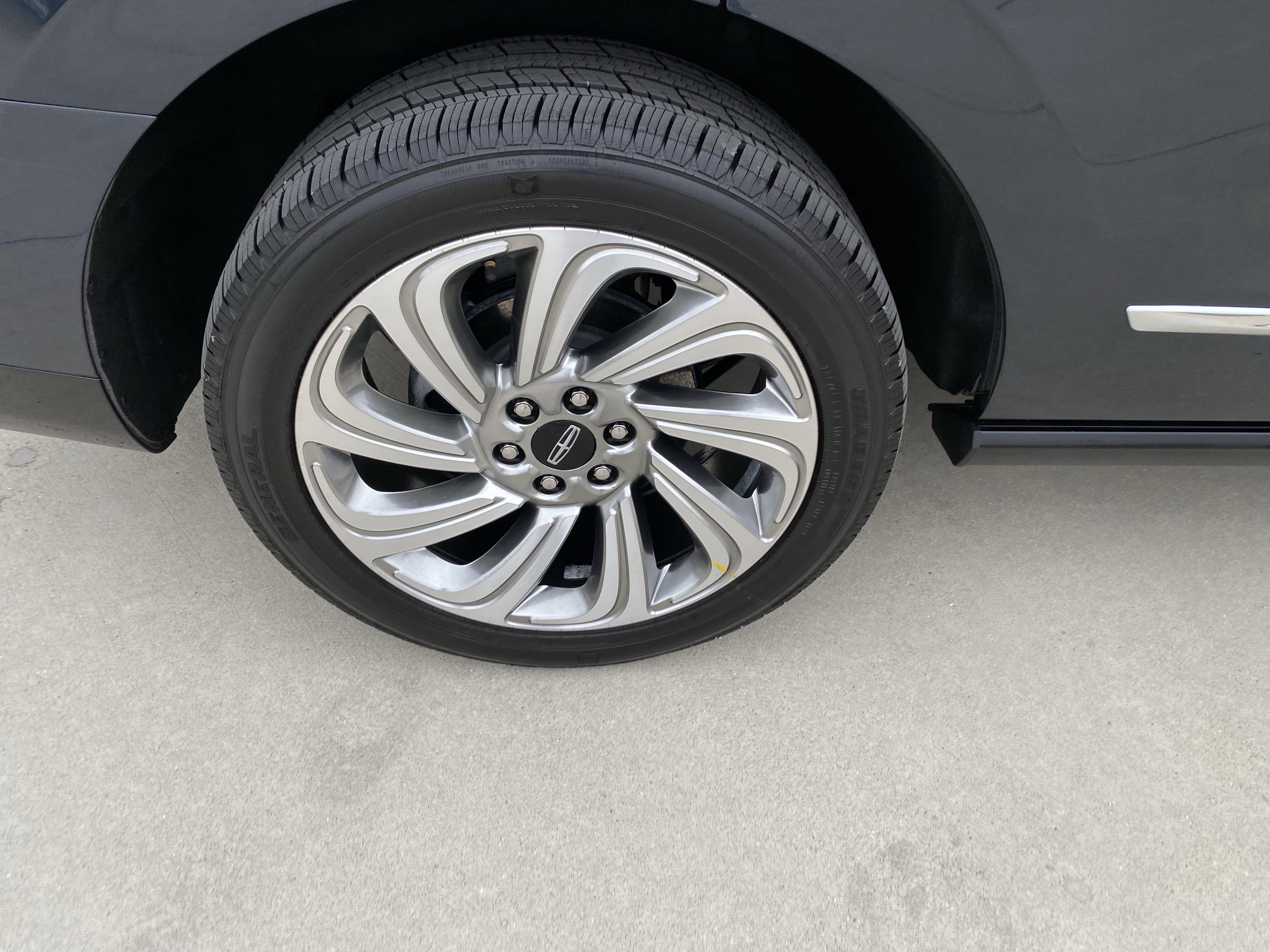 Used 2024 Lincoln Navigator Reserve image 3