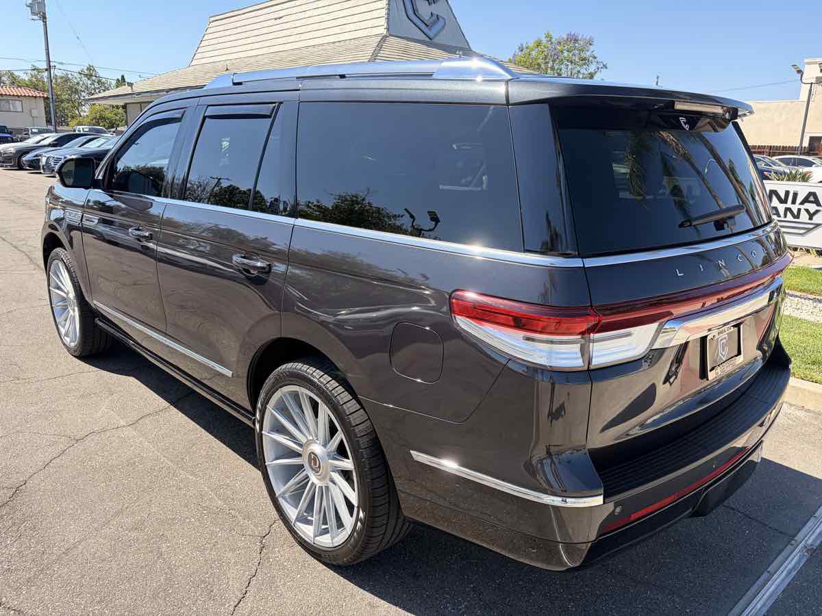 Used 2024 Lincoln Navigator Reserve AWD/4WD image 3
