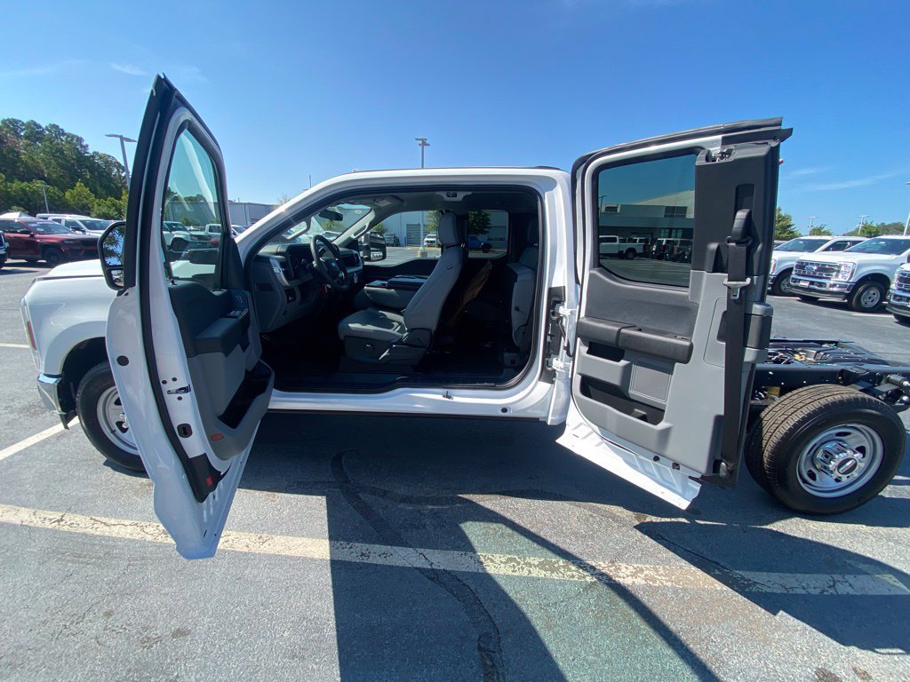 New 2026 Ford F350 XL w/ XL Chrome Package RWD image 29