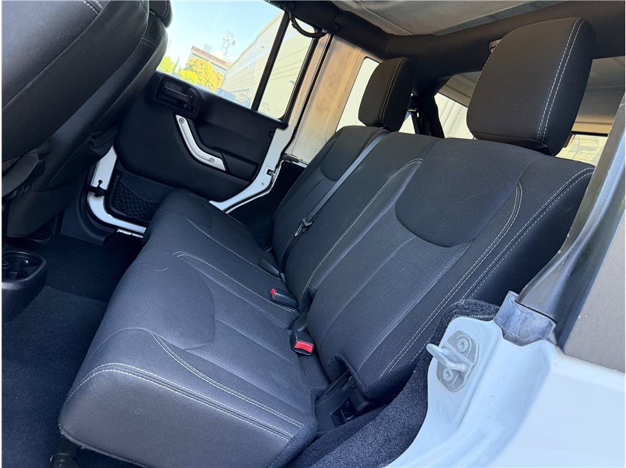 Used 2015 Jeep Wrangler Unlimited Sahara w/ Connectivity Group AWD/4WD image 21