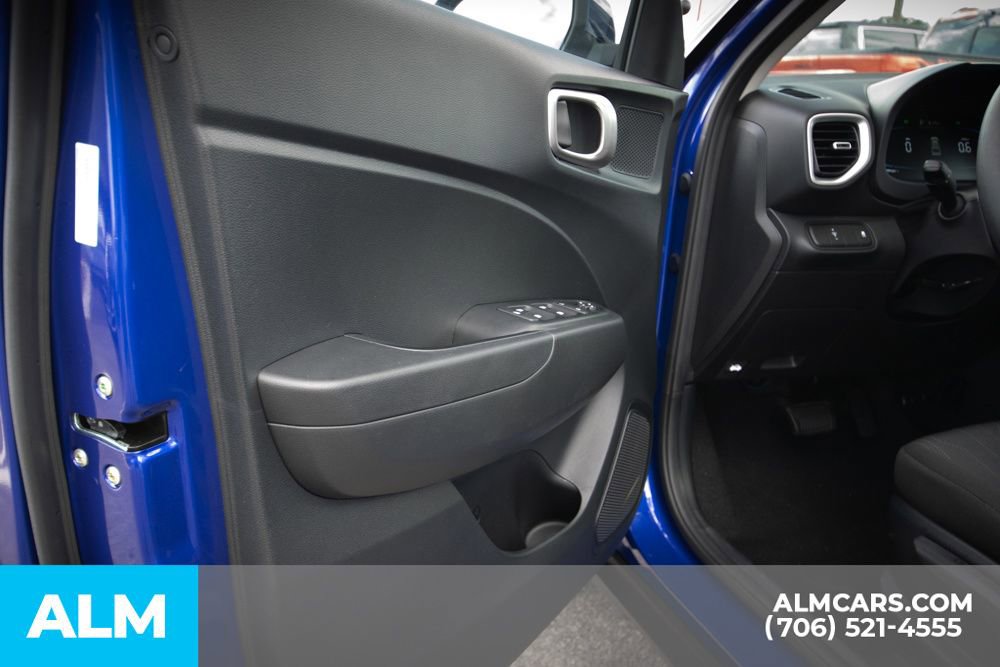 Certified 2025 Hyundai Venue SE image 30