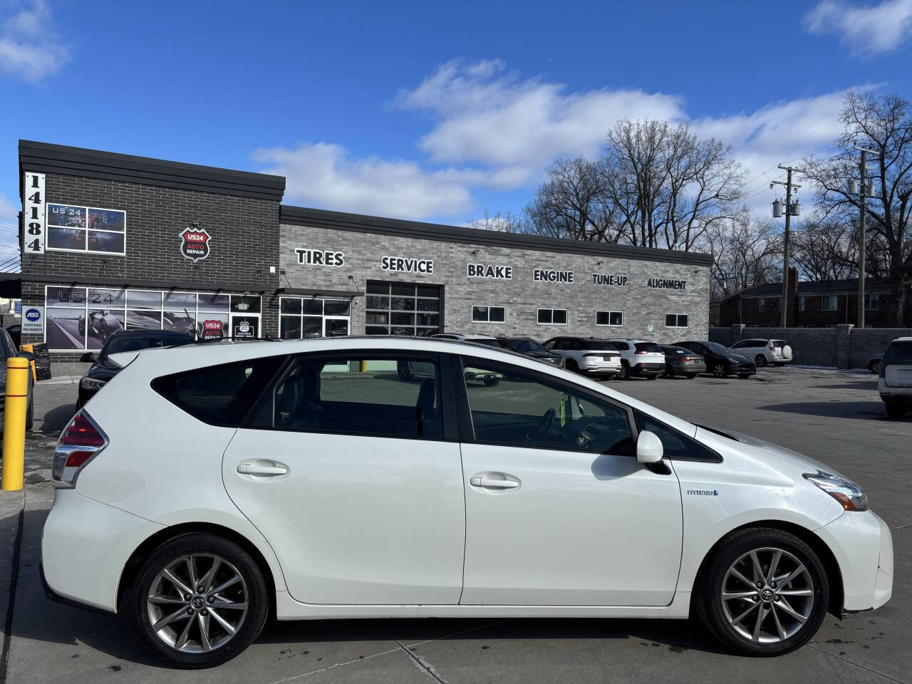 Used 2017 Toyota Prius V Five image 8
