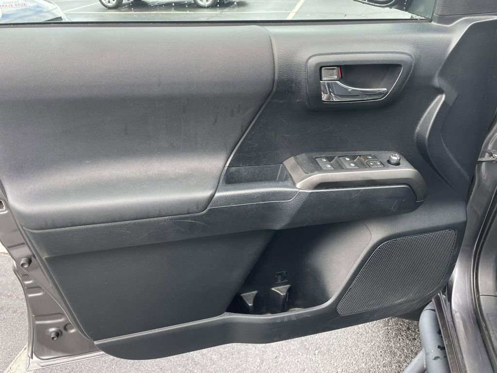 Used 2016 Toyota Tacoma TRD Sport image 25